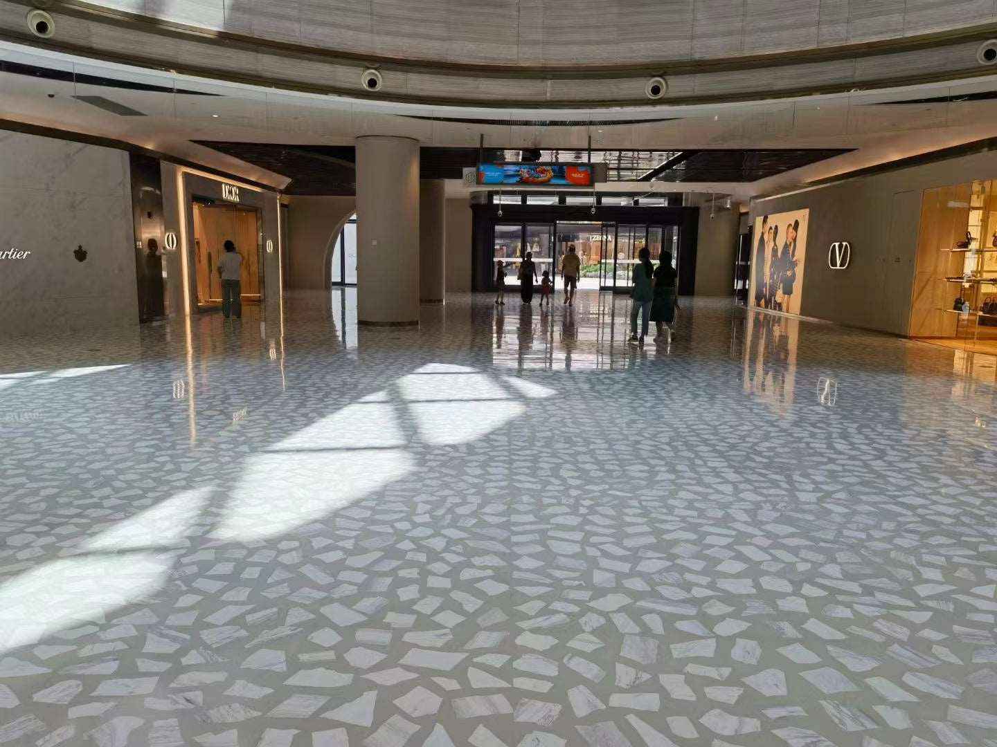 White irregular marble terrazzo used on the floor of large indoor shopping malls